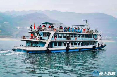 “暖春启航·经典三峡游”重庆游轮首航停靠巴东港 