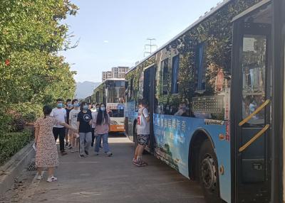 恩施市118辆公交车温情送考