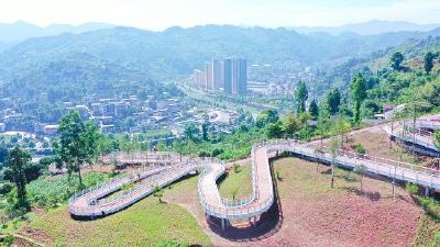 宣恩：山间架起“彩虹跑道” 