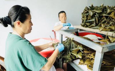 鹤峰：手工粽飘香 端午销售忙 