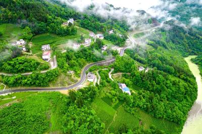 恩施：三龙公路绘美景 同步小康舒画卷