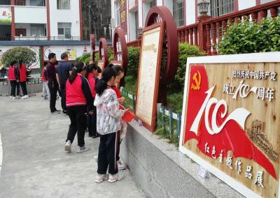 建始一老党员举办建党百年红色主题根雕作品展 