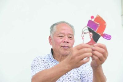 巴东皮影戏代表性传承人张后鲁 30年的坚守 只为皮影戏