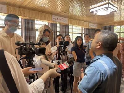 全省“营商环境看实招”系列新闻发布会记者团在恩施进行实地采访