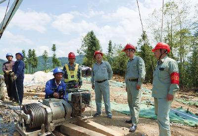 “白鹤滩—江苏工程”湖北宣恩段第十基铁塔竣工 