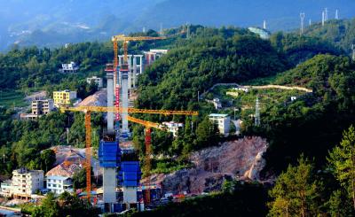 宜来高速鹤峰东段建设正酣 