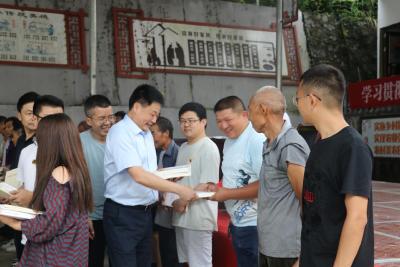 湖北民族大学赴“理论热点面对面”示范点开展“五送”惠民活动