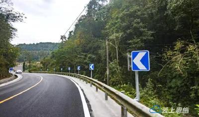 咸丰“三元养护”扮靓公路“颜值”