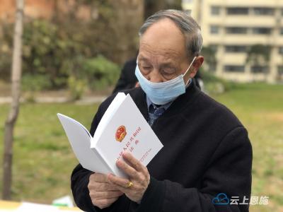 “文化暖心 法治引航”文艺汇演进小区