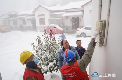 恩施电力工人奋战冰雪一线保供电