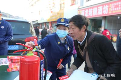 利川消防“赶乡场” 派送新年安全“大礼包” 