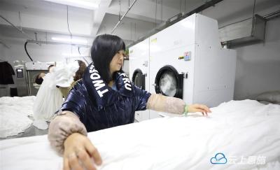 巴东绿葱坡社区：居民贴心人 企业店小二