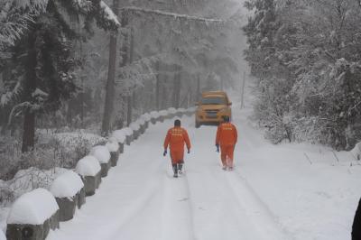 建始电力人：顶风冒雪保供电