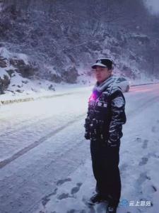 建始“雪警”情暖冰雪路 