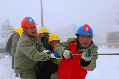 【新春基层坚守】建始：电力工人冒雪抢修 守护春节万家灯火