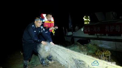 来凤龙山联合亮剑 打击夜间非法捕捞行动 