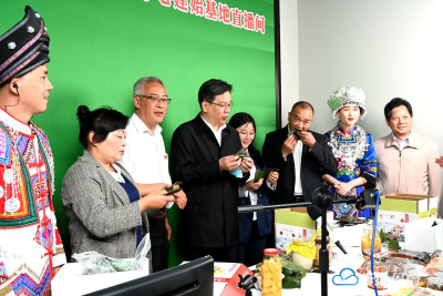 恩施州首家经济统战交流服务中心在建始揭牌 