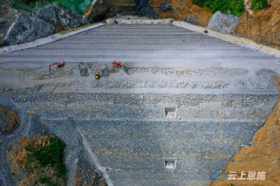 建始蛇皮洞水库大坝已填筑至49.8米 