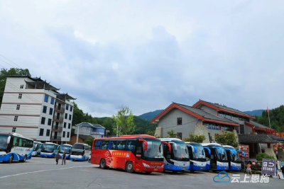 湖北恢复跨省团队旅游首日 恩施地心谷景区接待多个千人旅游团 