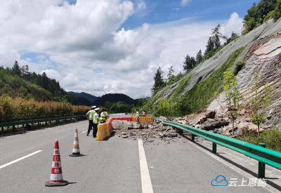 抢险5小时，建始高速交警快速处置一起山体滑坡险情 