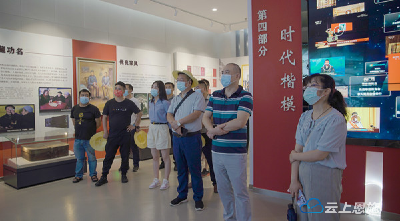 武汉游客赴来凤开展踩线之旅 