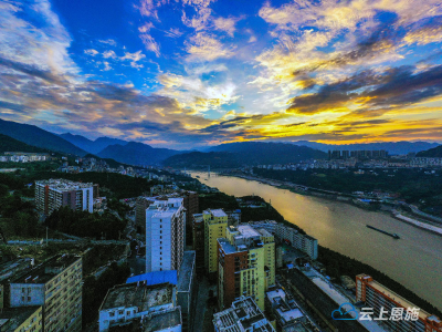 巴东：巫峡江城美如画