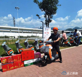 扫码骑车随兴游 恩施首批共享电单车在高坪“走红”