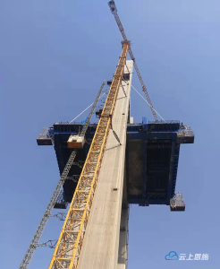 建始金建大桥主梁加紧建设中 