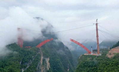 鹤峰：航拍“云端大桥” 感受中国基建力量 
