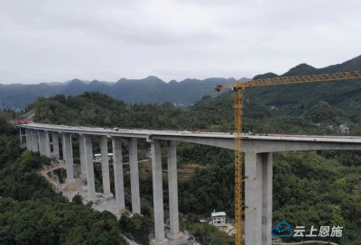 鹤峰：宜来高速鹤峰东段燕湾特大桥T梁架设完成 