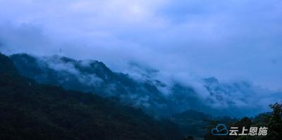 湖北鹤峰：冬日云雾绕山涧