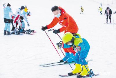 绿葱坡滑雪场连年火爆 巴东冰雪经济“热”起来 
