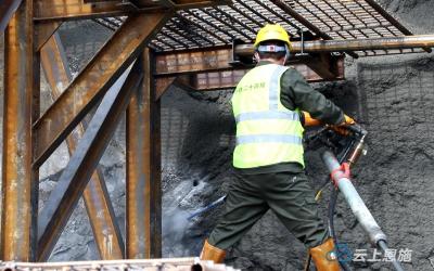 安来高速渝鄂界至建始段西密山隧道正式进洞施工 