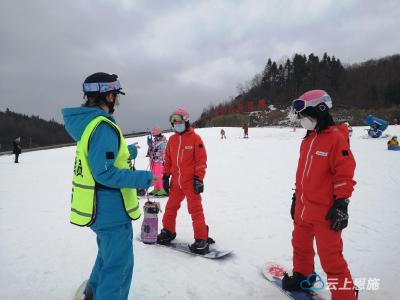 绿葱坡滑雪场今冬“首滑”  千名“雪友”体验冰雪运动 