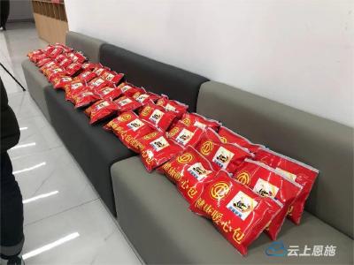 咸丰县为百名快递小哥发放健康暖心包 