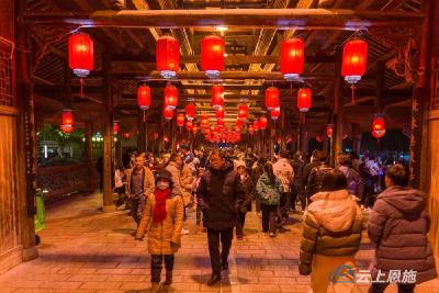 湖北宣恩：新春体验新年味 灯展点亮夜经济