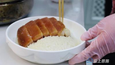 湖北建始：年肉上甑 年味儿飘香 