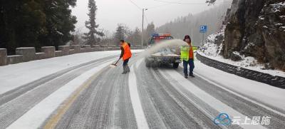 咸丰：雪天保畅通 守护平安路 