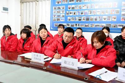 建始快递小哥凭工龄领“薪”集体协商权益添保障 
