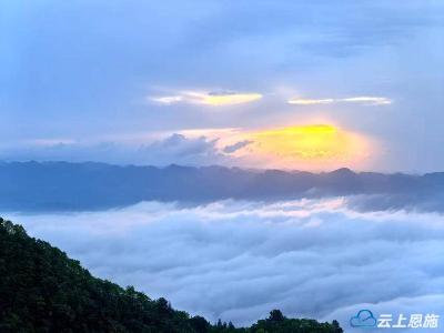 建始：初夏望城台 云海引客来