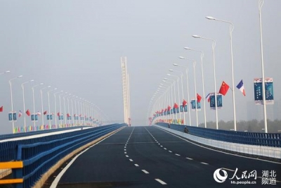 武汉公路：蔡甸公路局为中法友谊大桥“洁面美容”