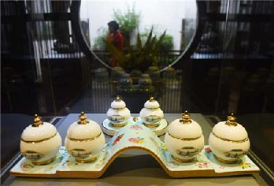 G20杭州峰会国宴用瓷公开展示 每套定价8.8万