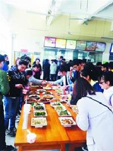 武汉一大学食堂推42道新菜 千名师生免费吃三天