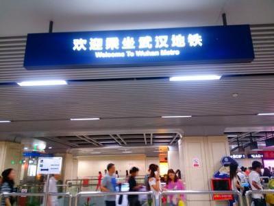 地铁票“黄牛”被行政拘留7天 地铁站将增加售票机