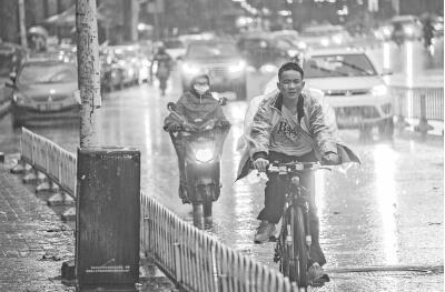 武汉昨遭遇今年汛期首场强降雨 气象部门连发5次预警