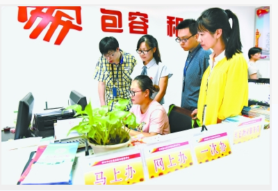 设“三办专员助理”对接小区居民                             武汉开发区（汉南区）首批“红色物业”选聘大学生到岗