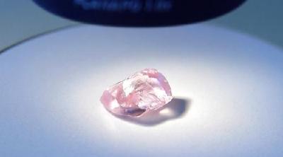 俄发现罕见粉红巨钻 27.85克拉几无杂质