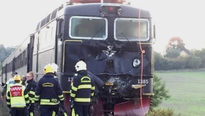 瑞典一列火车与参加军演的战车相撞 4人受伤