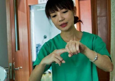 姑娘在美治腿伤花200万 感叹：还是国内便宜方便
