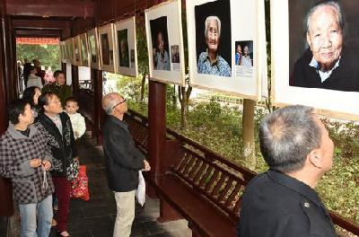 孝感举行“百位百岁老人摄影展” 展现孝道至善家风